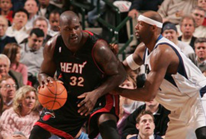 Shaquille O´Neal sækir hér að Erick Dampier, miðherja Dallas í leik liðanna í fyrra