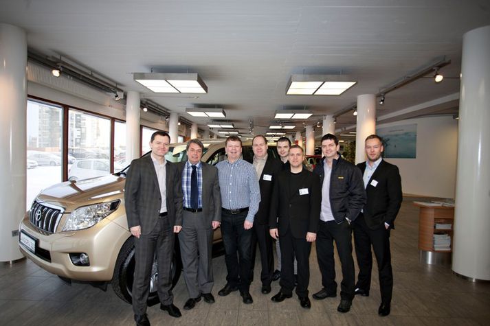 Myndin var tekin er samningur milli Toyota í Kópavogi og Bílaleigunnar Hertz um kaup á 422 bílum var undirritaður.  Á myndinni eru f.v.: Kristján Þorbergsson, framkvæmdastjóri fjármálasviðs Toyota á Íslandi, Úlfar Steindórsson, forstjóri Toyota á Íslandi, Sigfús B. Sigfússon, framkvæmdastjóri Hertz, Haraldur Þ. Stefánsson, framkvæmdastjóri Toyota Kópavogi, Sigurður Berndsen, fjármálastjóri Hertz, Hlynur Ólafsson, viðskiptastjóri hjá Toyota Kópavogi, Hendrik Berndsen, stjórnarformaður Hertz og Kristinn J. Einarsson, sölustjóri Toyota í Kópavogi.