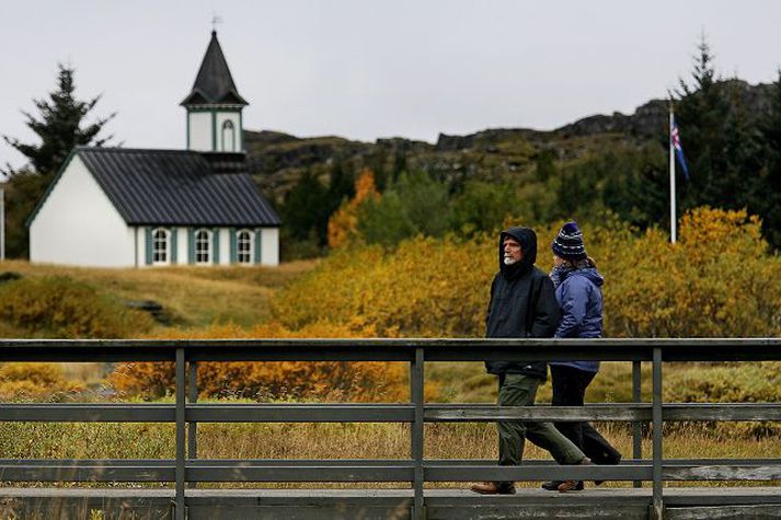 Þingvellir. Nýta á heimildir til gjaldtöku af ferðamönnum sem nota aðstöðuna á Hakinu við Almannagjá. Ólafur Örn Haraldsson þjóðgarðsvörður segir ferðaþjónustuna taka þessu vel. Sómi okkar sé í veði að hafa myndarlega aðkomu að Þingvöllum.