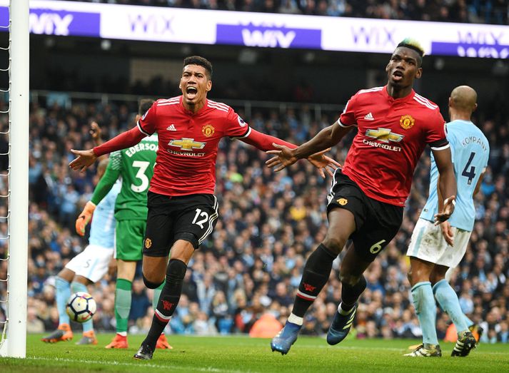 Chris Smalling og Paul Pogba fagna sigurmarkið Manchester United á móti Manchester City.