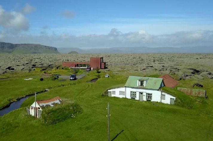 Hraunból, eins og aðrir bæir á Brunasandi, reis við lindir og læki sem spruttu undan nýja hrauninu. Búið var í gamla bænum til ársins 2004. Nýja íbúðarhúsið fjær við hraunjaðarinn. Þar fyrir ofan sést Orustuhóll.