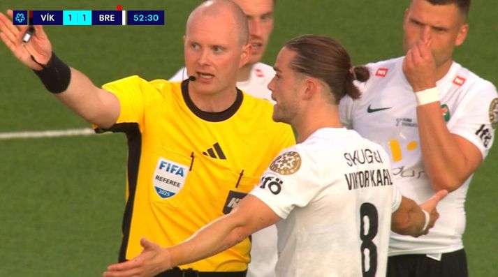 Blikar voru allt annað en sáttir með rauða spjaldið sem Ívar Orri Kristjánsson gaf Viktori Karli Einarssyni í gærkvöld.