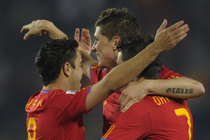 Xavi fagnar með liðsfélögum sínum.