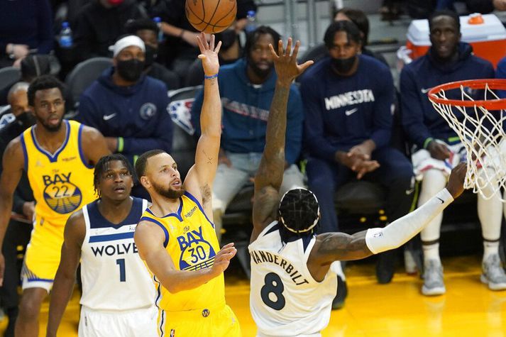 Stephen Curry hélt upp á sæti í stjörnuliði vesturdeildarinnar með öruggum sigri í gærkvöld.