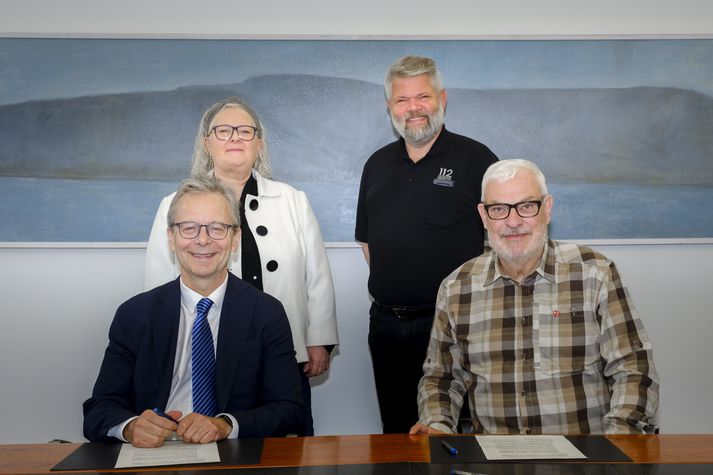 Jón Atli Benediktsson, rektor Háskóla Íslands, og Þórhallur Ólafsson, framkvæmdastjóri Neyðarlínunnar, sitja á myndinni en þau Guðný Björk Eydal, prófessor við Félagsráðgjafardeild, og Tómas Gíslason, aðstoðarframkvæmdastjóri Neyðarlínunnar, standa fyrir aftan.