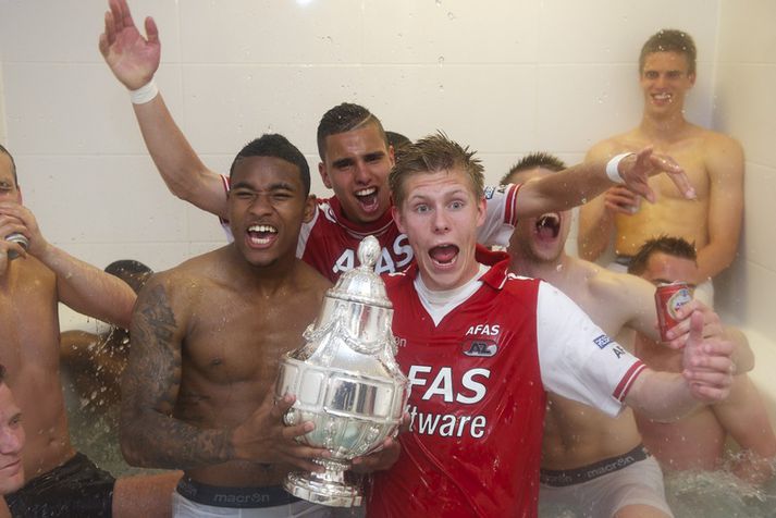 Aron fagnar bikarmeistaratitli með AZ Alkmaar í vor.
