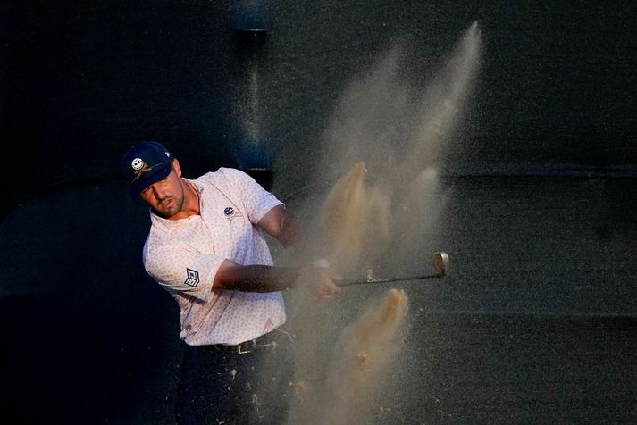 Bryson DeChambeau er í forystu.
