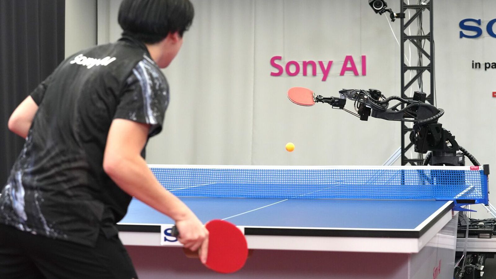 Vél­mennið Ace sigrar at­vinnu­menn í borð­tennis