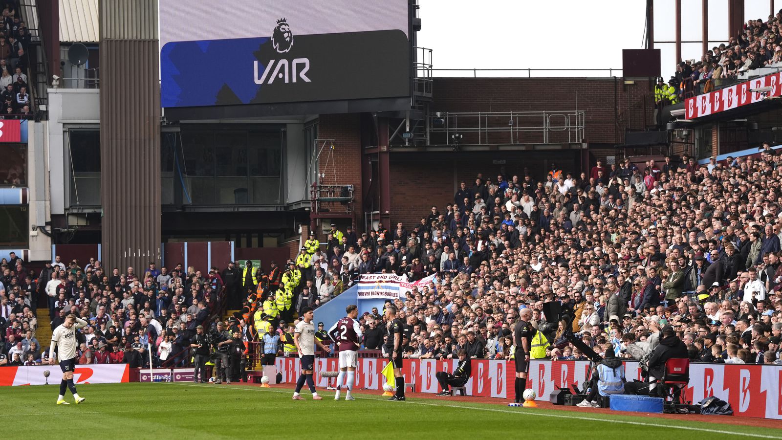 Þrír af hverjum fjórum stuðnings­mönnum ó­sáttir við VAR