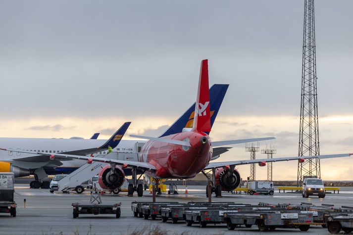 Starfsemi Keflavíkurflugvallar gæti raskast vegna verkfalls á föstudag. Play og Icelandair ætla að bjóða farþegum að breyta ferðum sínum vegna þess.