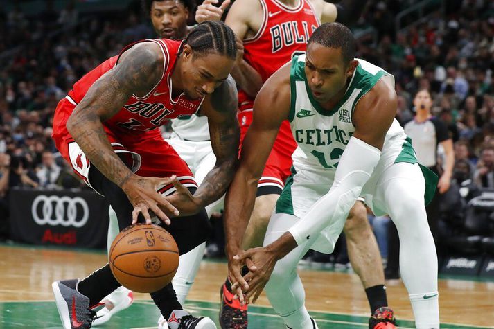 DeMar DeRozan og Al Horford í baráttu um boltann í Boston í nótt.