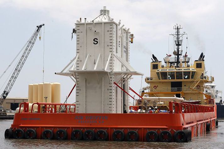Vonast er til þess að í dag verði hægt að sökkva þessari hvelfingu niður á hafsbotn til að stöðva mesta lekann.
fréttablaðið/AP