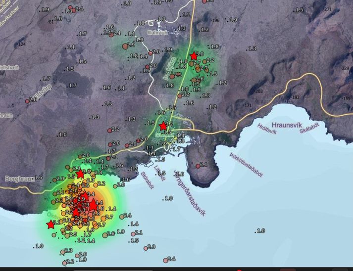 Skjálftavirknin hefur aukist suðvestan við bæinn. 