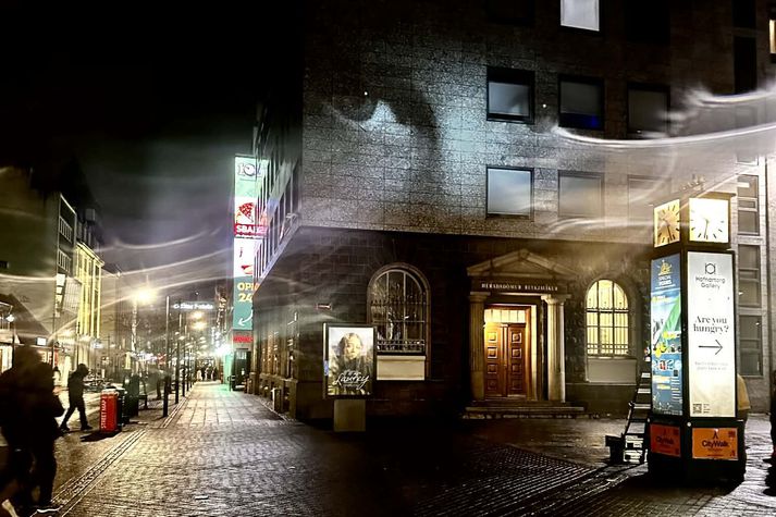 Risavaxin augu mæta gangandi vegfarendum á Lækjartorgi næstu tíu daga í tilefni af Physical Cinema Festival.