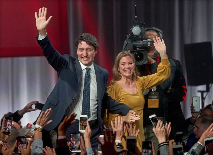 Trudeau með eiginkonu sinni Sophie. Hún hefur starfað sem sendiherra fyrir góðgerðasamtök sem ríkisstjórn Trudeau veitti milljarðasamning. Trudeau hefur sjálfur talað á viðburðum samtakanna.