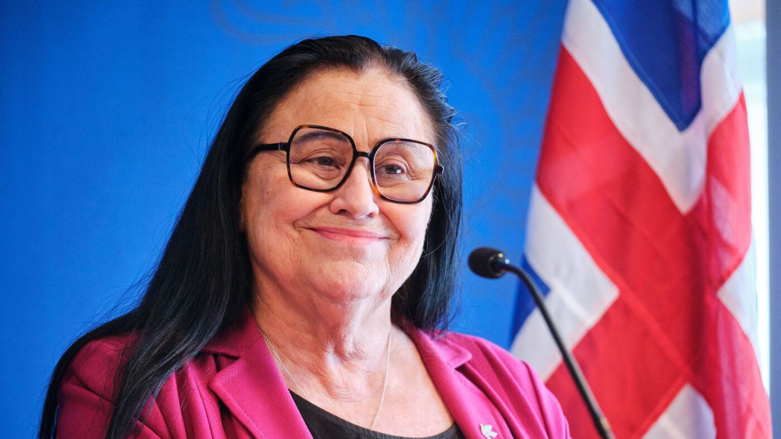 Skorar á verk­taka að lækka íbúða­verð