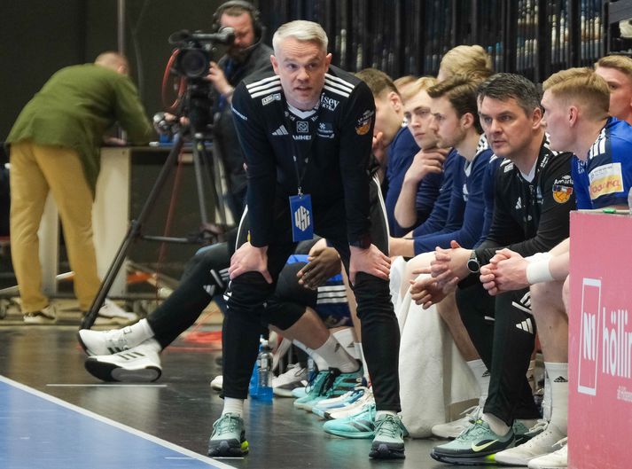 Snorri Steinn Guðjónsson á hliðarlínunni á sínum gamla heimavelli að Hlíðarenda.