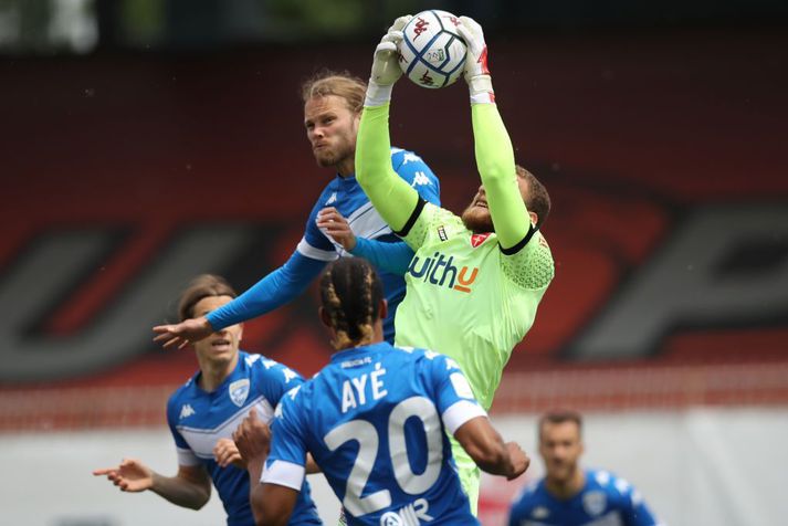 Birkir Bjarnason sækir að markverði Monza í sigrinum mikilvæga í dag.