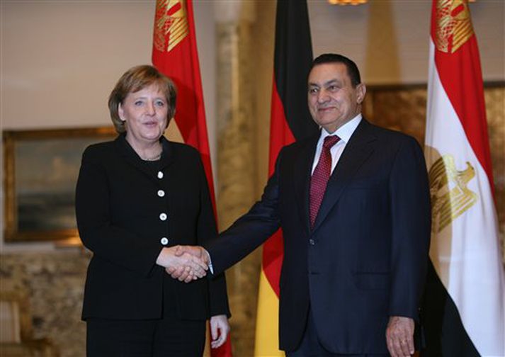 Angela Merkel og Hosni Mubarak heilsast í Kaíró í dag.