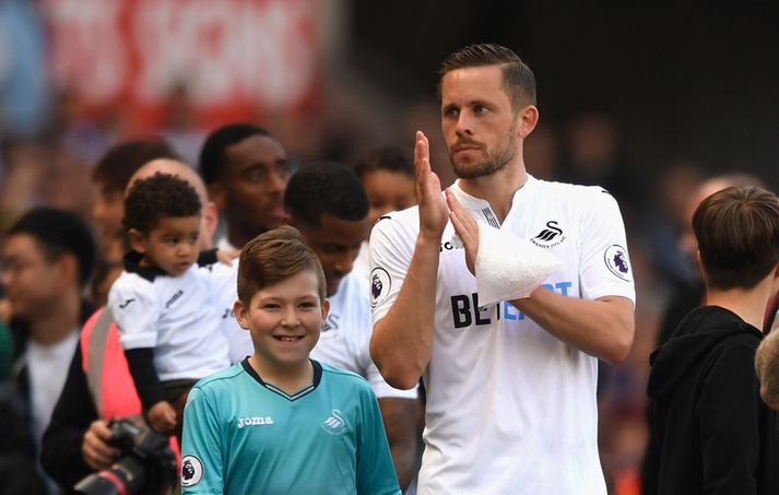 Gylfi þakkar fyrir sig eftir lokaleik Swansea. Hugsanlega hans síðasti leikur í búningi félagsins.