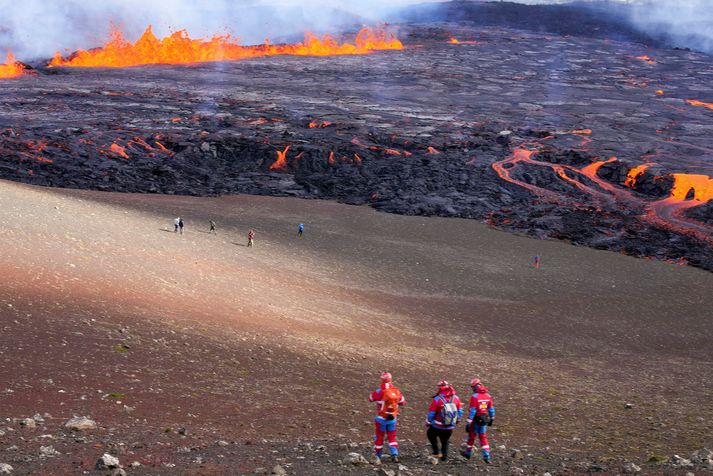 Fólk er þegar farið að ganga upp að eldstöðvunum við Geldingadali.