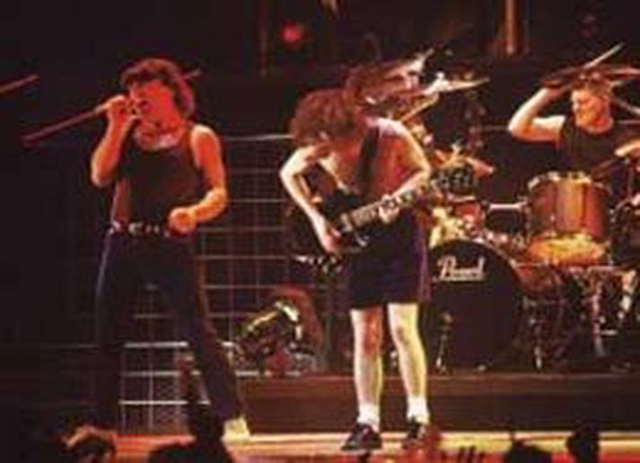 Sviðsframkoma piltanna í AC/DC minnir síst á kórdrengi en tónlist þeirra er þó farin að skipa veglegan sess við útfarir.