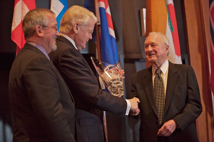 Ólafur Ragnar Grímsson tekur við verðlaununum úr hendir Walter J., Hickel.