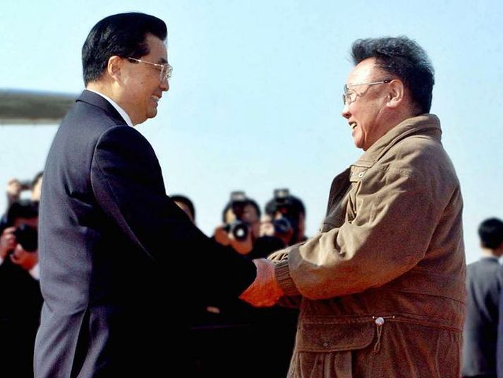 Höfðingjarnir heilsast. Hu Jintao, forseti Kína (til vinstri), heilsaði  starfsbróður sínum í Norður-Kóreu, Kim Jong-il, með virktum við komuna til Pjongjang í októberlok. Staða Kínverja með tilliti til kjarnorkumála á Kóreuskaga er allflókin.