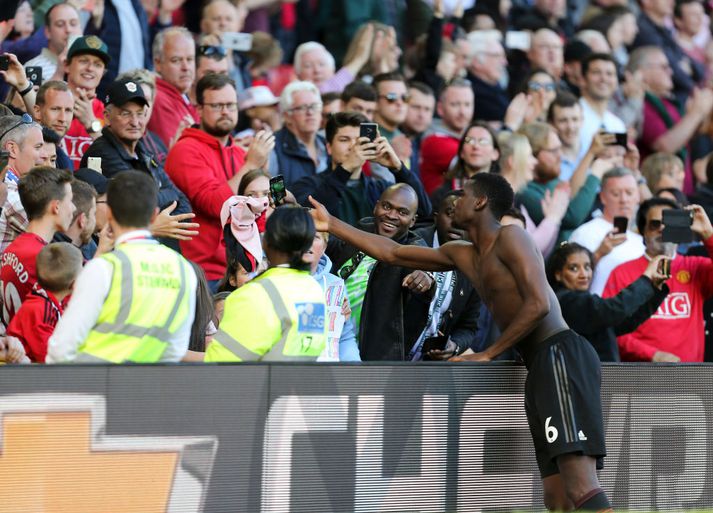 Pogba gaf áhorfanda treyjuna sína eftir leikinn.