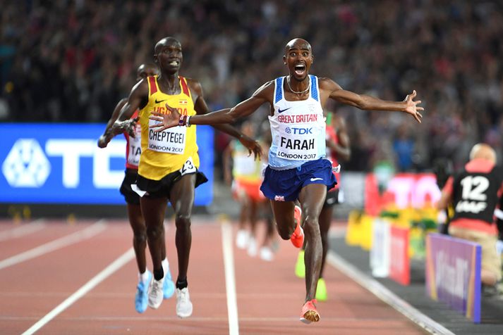 Mo Farah fagnar er hann kemur í mark í kvöld.