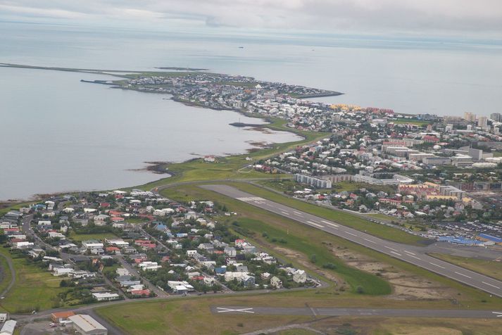 Hluti flugbrautar á Reykjavíkurflugvelli.