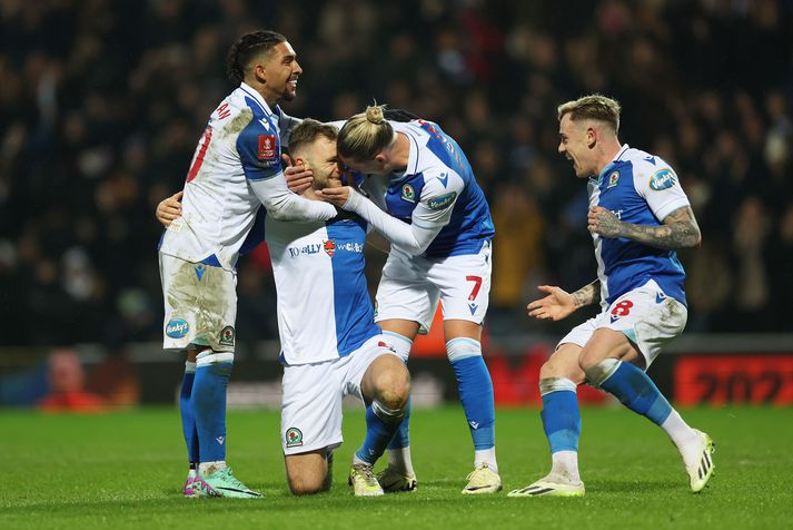 Arnór Sigurðsson fagnar marki Blackburn með liðsfélögum sínum Sondre Tronstad, Tyrhys Dolan og Sammie Szmodics.