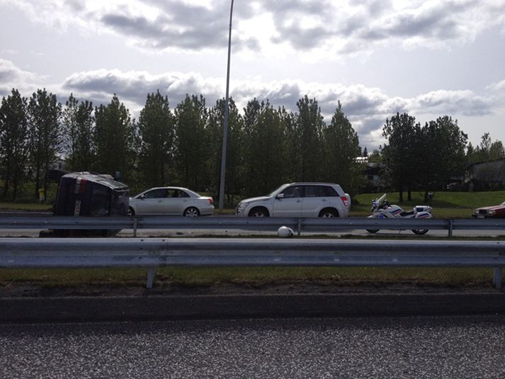 Nokkrar umferðartafir urðu vegna veltunnar.