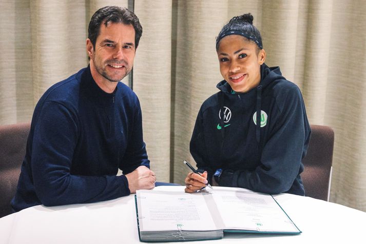 Sveindís Jane Jónsdóttir ásamt Ralf Kellermann, íþróttastjóra Wolfsburg, þegar hún skrifaði undir nýja samninginn við félagið.