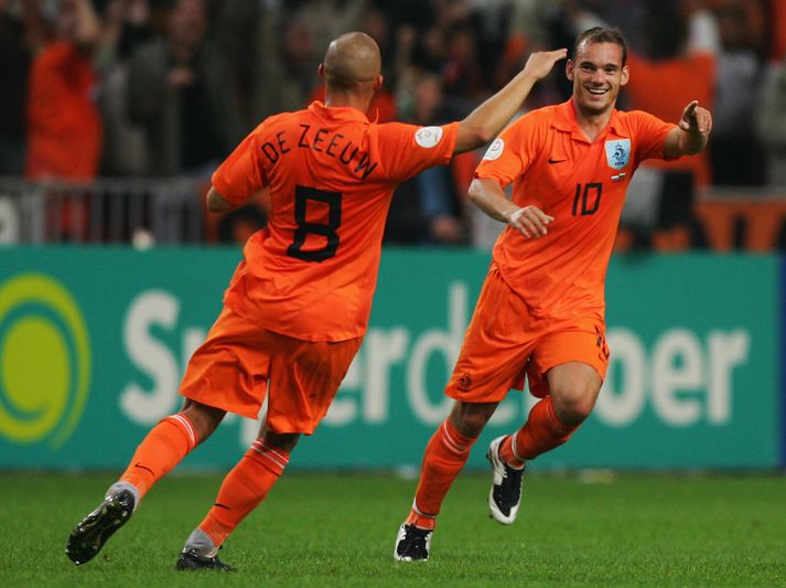 Sneijder fagnar marki sínu í kvöld.