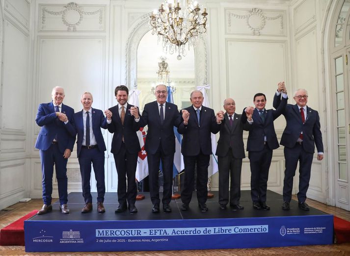 Fulltrúar EFTA og Mercosur-ríkjanna eftir að tilkynnt var um samkomulagið í Buenos Aires í dag. 
