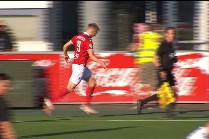Patrick Pedersen fagnar marki sínu í gær.