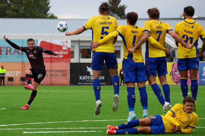Gylfi Þór Sigurðsson tekur aukaspyrnu í fyrri leiknum en Bröndby menn gera allt til að verjast henni.
