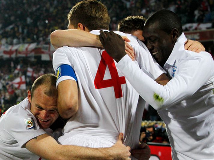 Englendingar fagna hér marki Steven Gerrard.