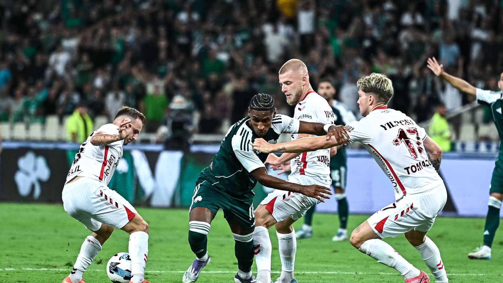 Rúm­lega þúsund leik­menn til rann­sóknar: Liðsfélagi Loga settur í bann