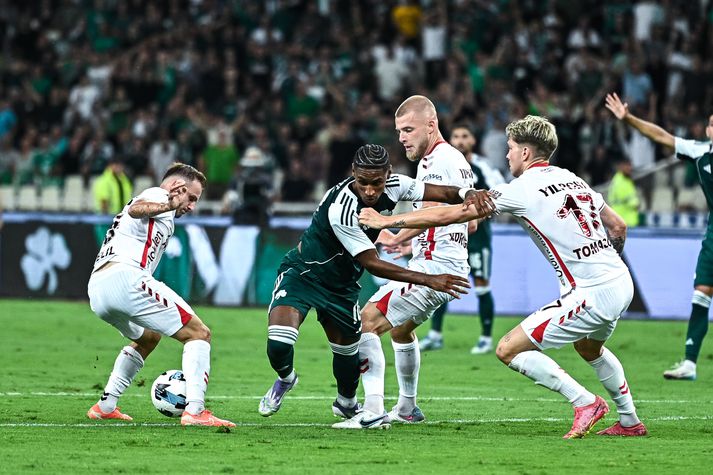 Celil Yuksel (til vinstri) er liðsfélagi Loga Tómassonar (til hægri) en Yuksel mun ekki spila fyrr en rannsókn málsins lýkur hið fyrsta. 