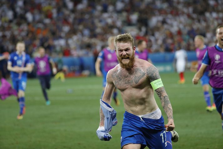 Aron Einar Gunnarsson, íslenski fyrirliðinn, er dæmi um afreksíþróttamann sem kom fullskapaður úr öflugu yngriflokka starfi. Hann þurfti að velja á milli handbolta og fótbolta þegar lengra var komið.