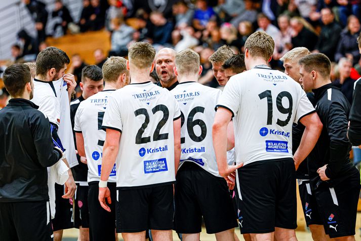 Sigursteinn Arndal talar við lærisveina sína sem eiga á hættu að vera sendir í sumarfrí í næsta leik.