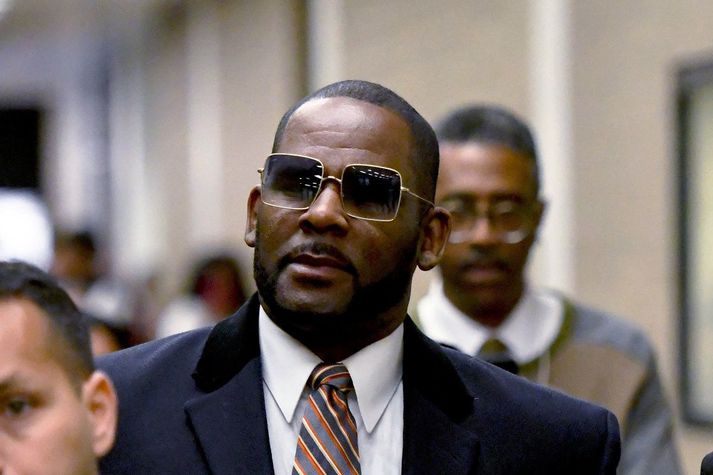 R. Kelly, hefur verið dæmdur fyrir kynferðisofbeldi gegn börnum og önnur brot.