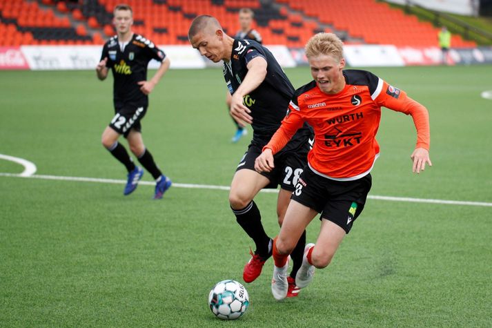 Úr leik Fylkis og Fjölnis í gær. Árbæingar unnu 2-0 sigur með mörkum Ásgeirs Eyþórssonar og Valdimars Þór Ingimundarsonar.