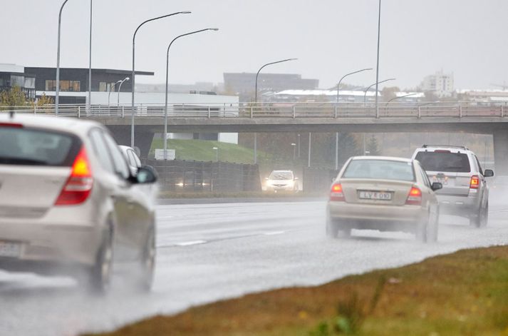 Fyrir áramót verður komið upp vegrið í stað girðingar sem aðskilur akbrautir á þessum stað Miklubrautarinnar.