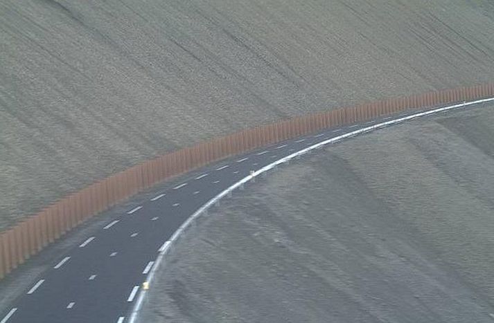 Skjáskot úr vefmyndavél Vegagerðarinnar sem sýnir veginn um Hvalnesskriður upp úr klukkan hálfátta í kvöld.