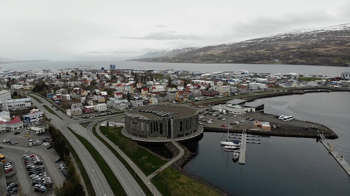 Hinn látni, spænskur karlmaður á fertugsaldri, bjó og starfaði á Akureyri.
