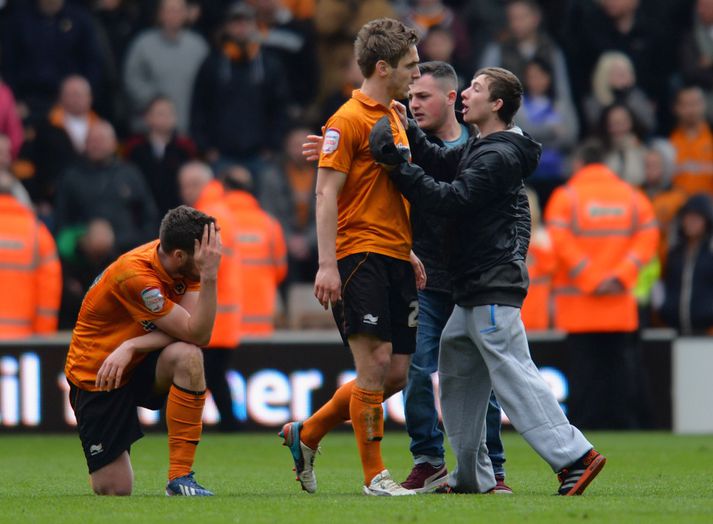 Stuðningsmenn Wolves hlupu inn á völlinn í leikslok og létu leikmenn heyra það.