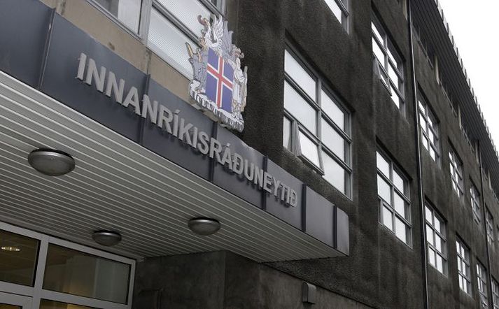 Á umsóknina þarf að koma fram nafn, kennitala og heimilisfang og svo vottorð um góða hegðun frá tveimur valinkunnum einstaklingum.